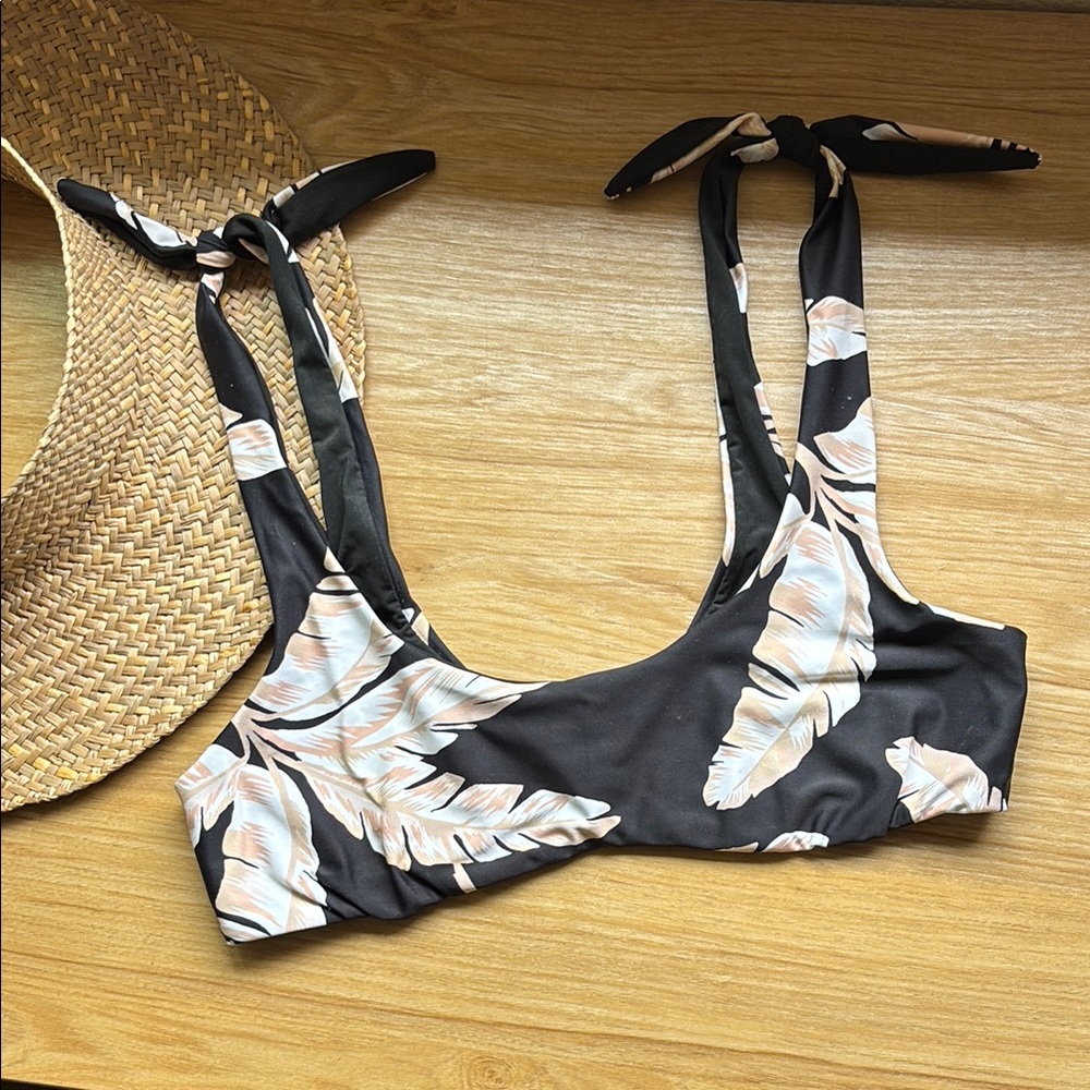 Sisstrevolution Tropical Print Bikini Top